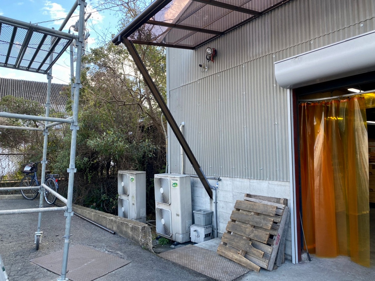 奈良市古市町の会社の倉庫で庇取り付け完了